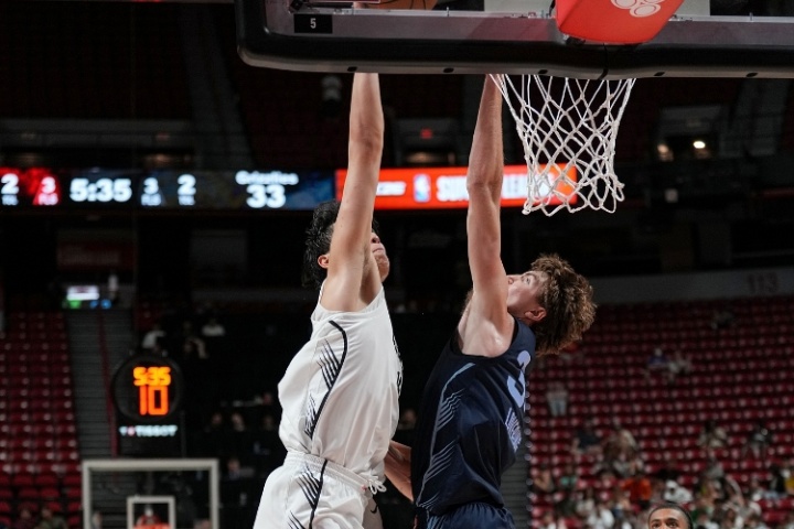 杨瀚森隔扣开拓者球迷陷入癫狂：本届最强！！我已经先道歉了