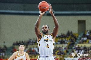 火力很猛！弗格半场13分钟7中5砍最高16分 三分5中3